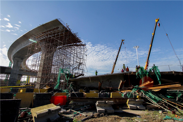 Cross-sea bridge collapses in Malaysia