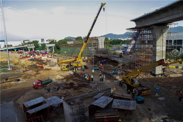 Cross-sea bridge collapses in Malaysia