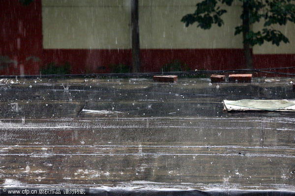 Torrential rain, hail hit Beijing