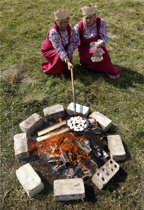 Belarusian women celebrate Rusalle festival