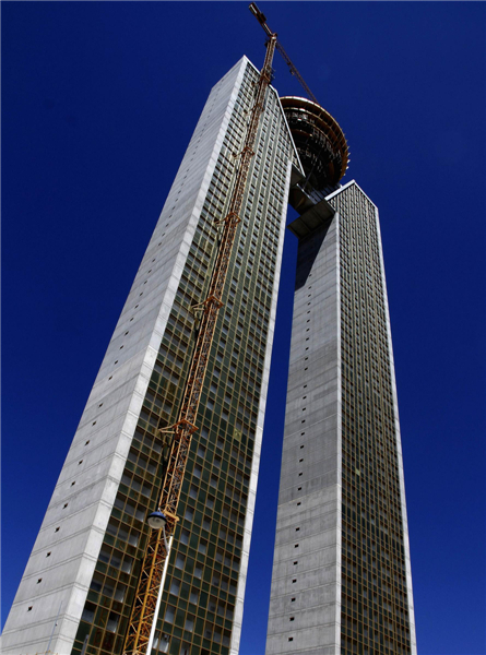 Spanish skyscraper forgets elevator