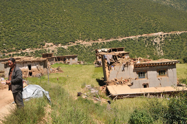 Rescue workers arrive after quake in Tibet