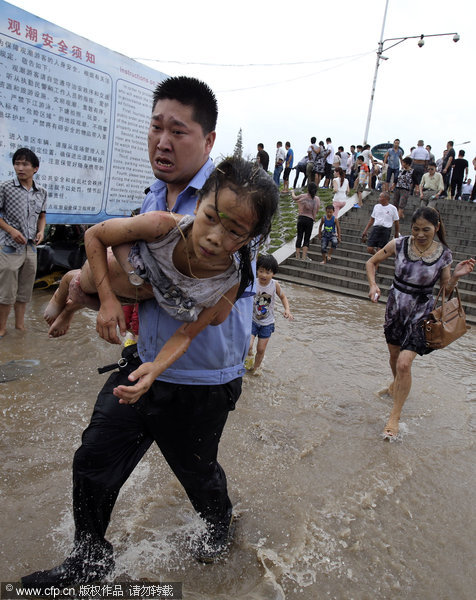 Typhoon waves crash over spectators in E China