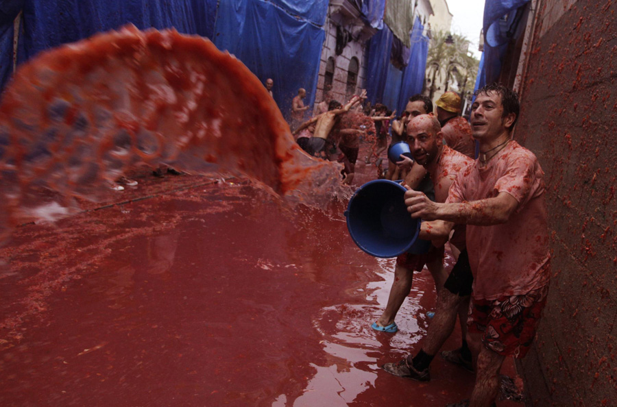 Tomato fight starts in Bunol, Spain