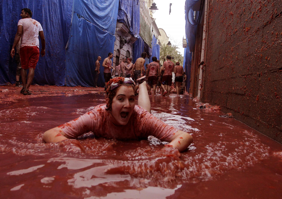 Tomato fight starts in Bunol, Spain