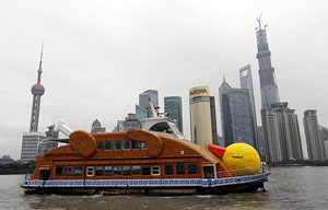 Giant rubber duck set to float in Beijing