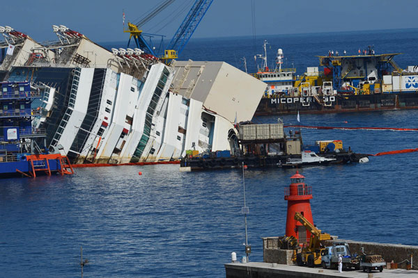 Shipwrecked Concordia declared vertical off Italy