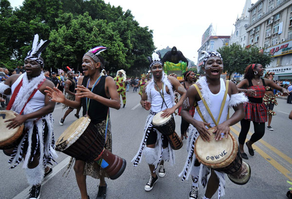 International carnival parade held in S China