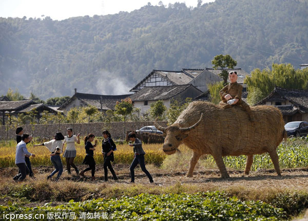 Arty scarecrows in E China