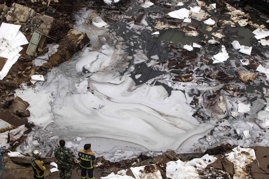 Ocean cleaned after oil leak and blast killed 52