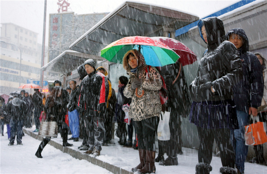 Heavy snow blankets NE China