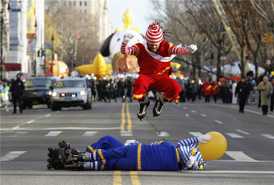 Americans mark Thanksgiving Day with parades