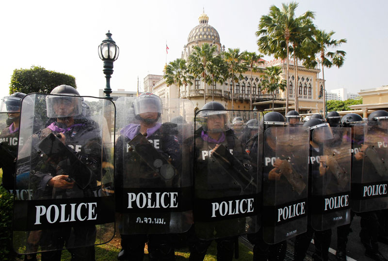 Protesters remove barbed wires at Thai PM's office