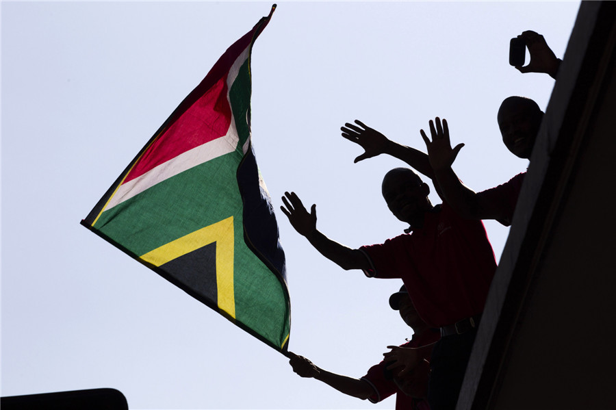 Mourners pay last respects to Mandela