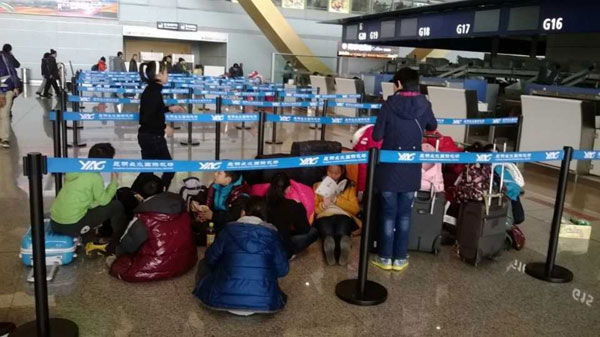 Thousands strand at Kunming airport