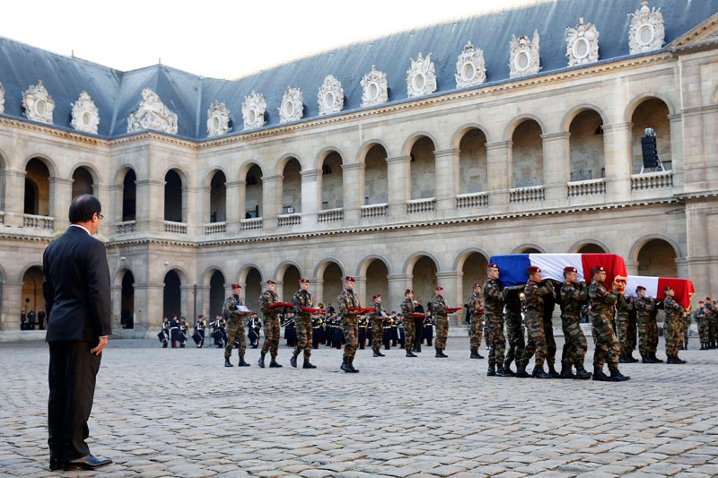 Hollande pays tribute to soldiers killed in CAR