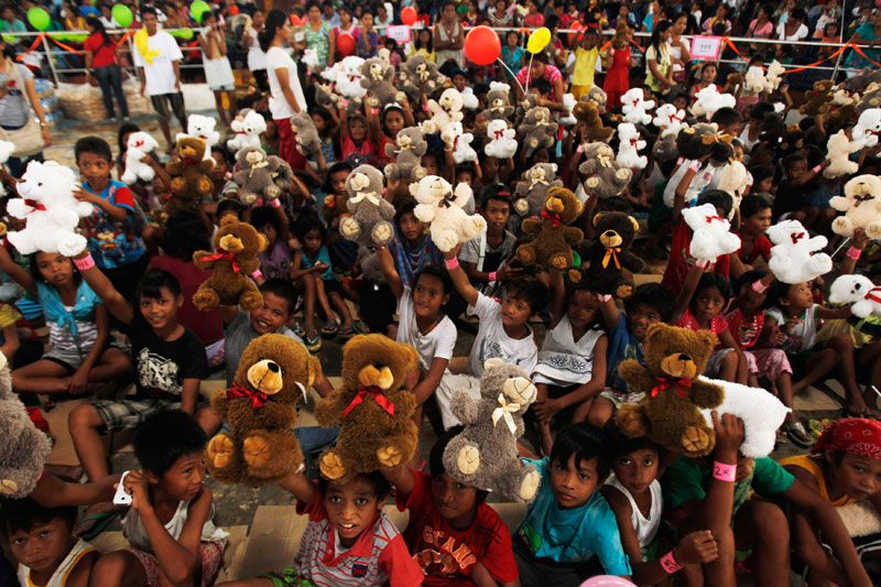 Survivors of Typhoon Haiyan receive Christmas gift