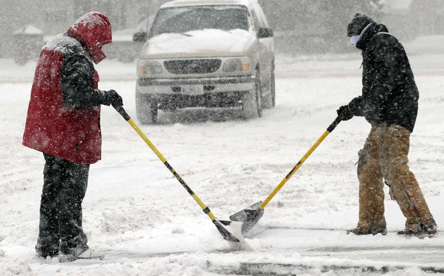 Snow storm slams US Plains, at least two dead