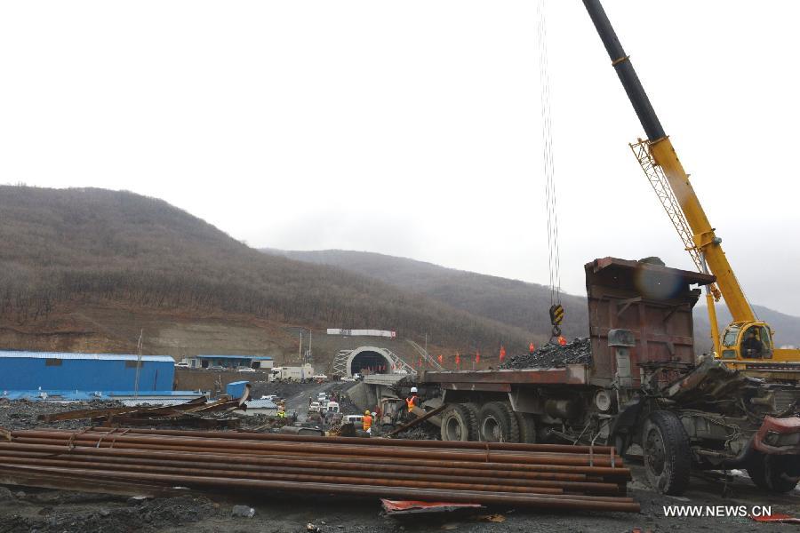 12 trapped in collapsed tunnel in NE China