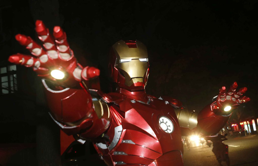 Crowds marvel at real-life 'Ironman' in E China