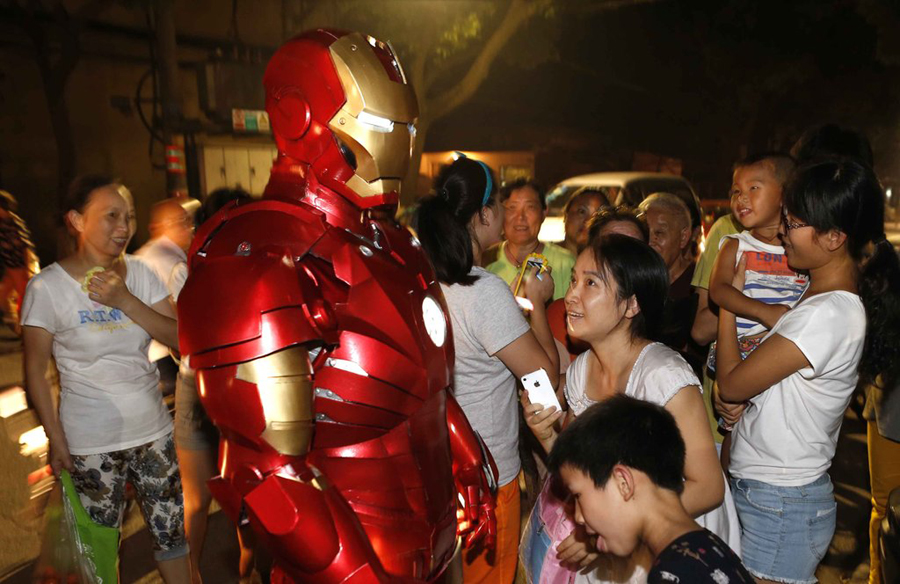 Crowds marvel at real-life 'Ironman' in E China