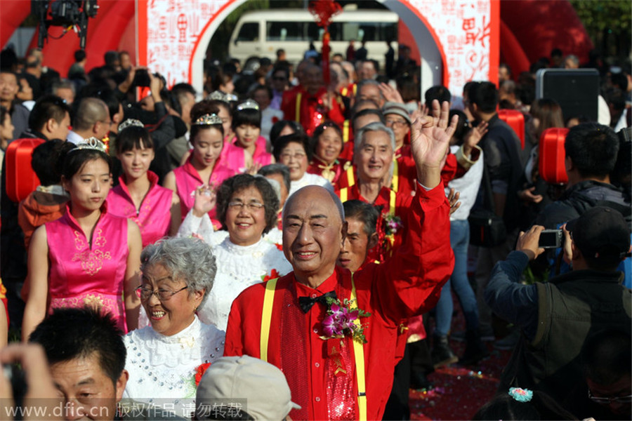 Couples mark golden wedding anniversary in Jiangsu