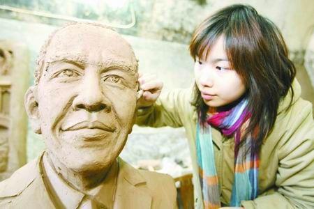 Zhengzhou girl makes Obama bust using from Yellow River mud