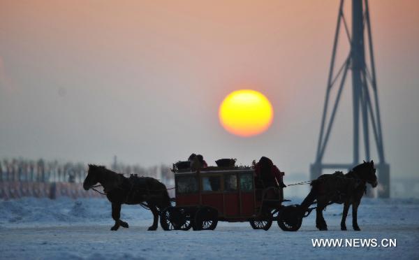 Tour on frozen Songhua River in NE China