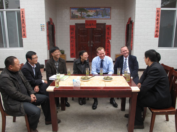 Jeremy Browne visits pandas in Sichuan