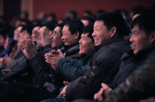 Artists perform for builders in Beijing