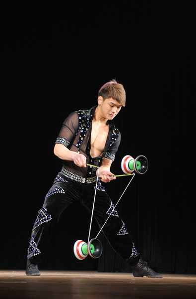 Artists perform for builders in Beijing