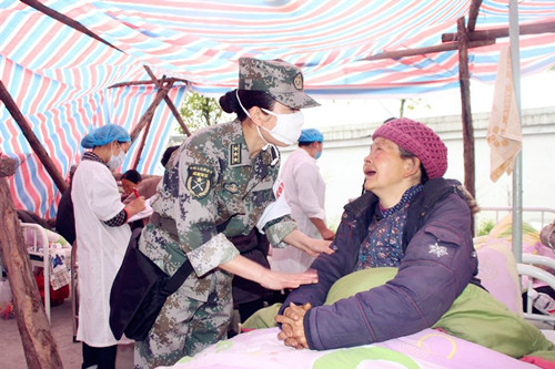 Female soldiers help out in quake-hit Taiping