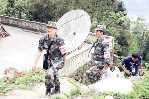 Female soldiers help out in quake-hit Taiping