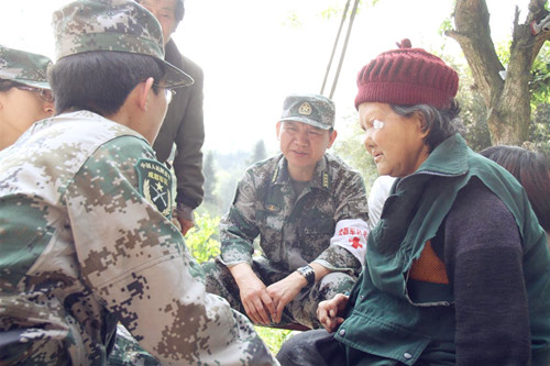 Female soldiers help out in quake-hit Taiping