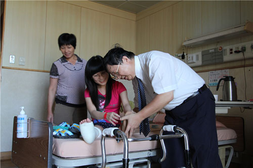 Taiwan treatments help Xiamen crawling girl stand up