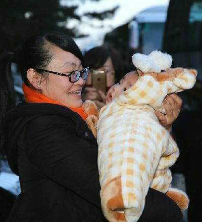 Wuxi village official attends NPC with her baby