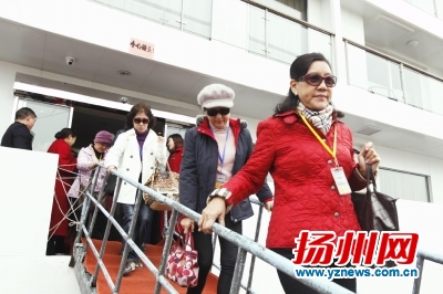 Singapore tourists visit Yangzhou on cruise