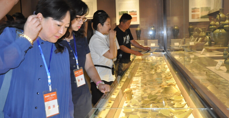 Visiters at Ruzhou’s Ru Porcelain Museum