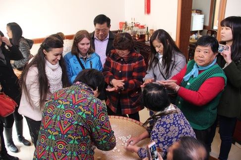 Foreigners in Wuxi join locals to celebrate Lantern Festival