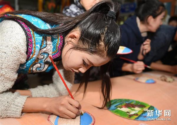 Young people enjoy Inner Mongolian leather painting