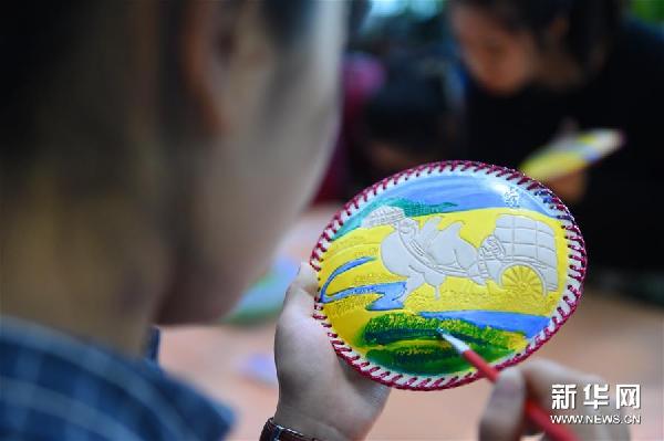 Young people enjoy Inner Mongolian leather painting