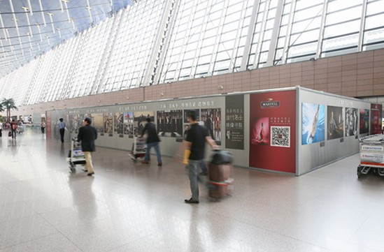 Celebrity photo exhibition debuts in Pudong Airport