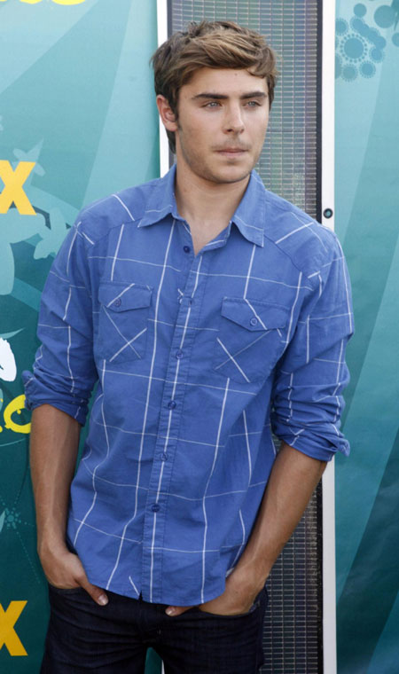 Zac Efron arrives at the Teen Choice 2009 Awards