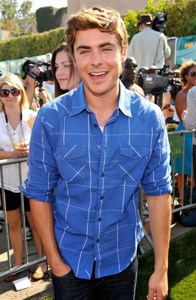 Zac Efron arrives at the Teen Choice 2009 Awards