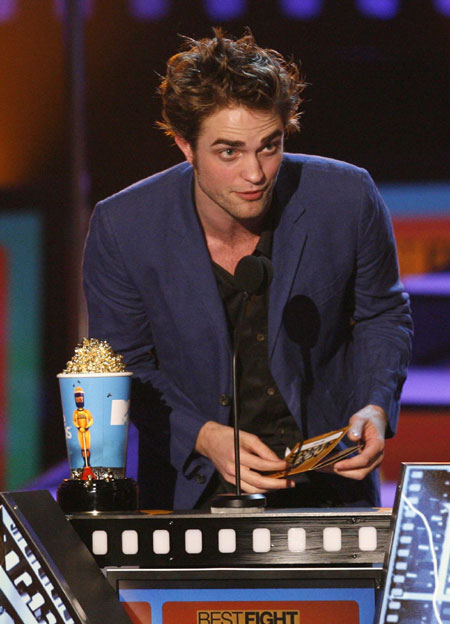 Pattinson and Stewart win Best Kiss at the 2009 MTV Movie Awards in L.A.