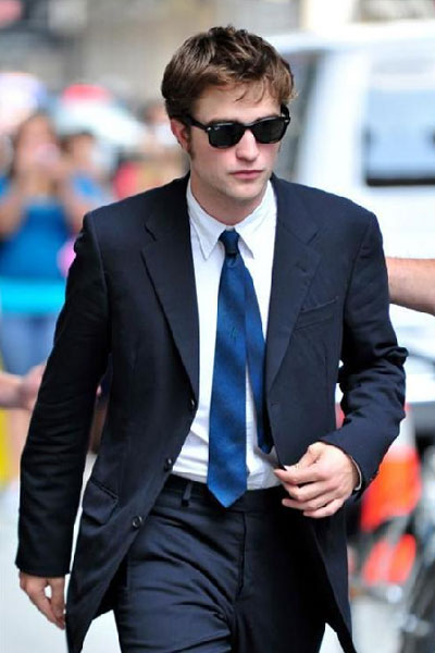 Robert Pattinson on set of 'Remember Me' in NYC