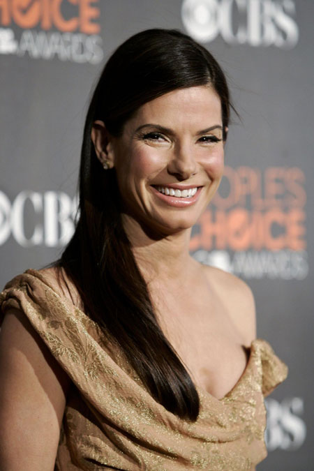 Sandra Bullock arrives at the 2010 People's Choice Awards