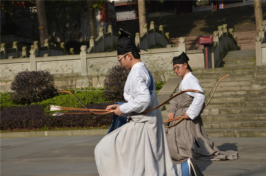 Dujiangyan restores traditional meeting etiquette