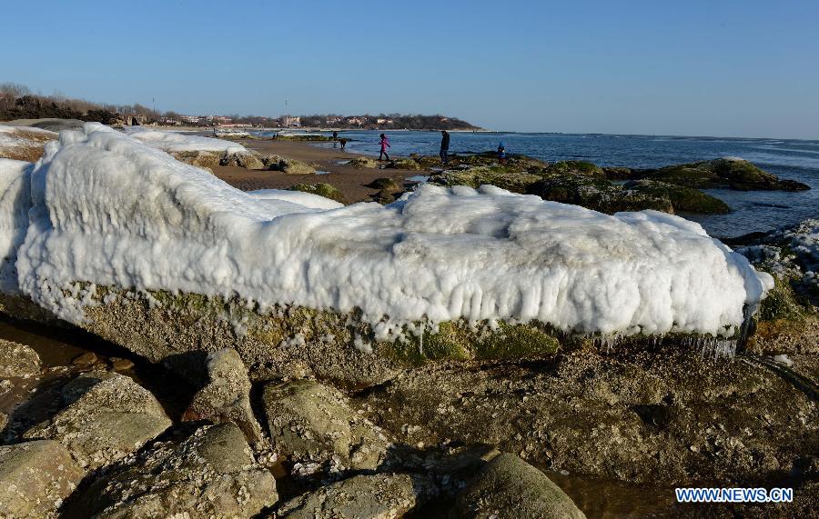 Sea ice appears on beach of Beidaihe