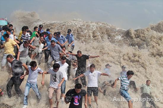 Qiantang River tides injure spectators